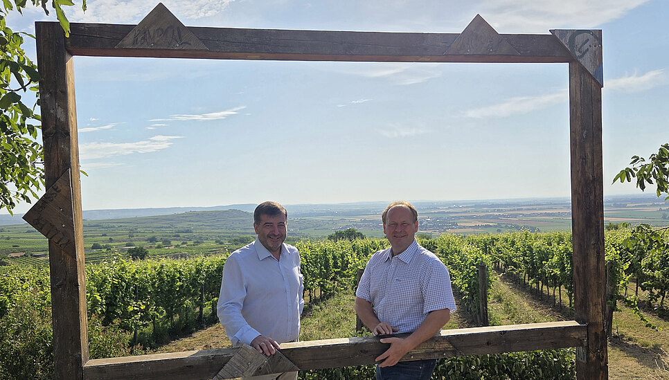 Foto VP NÖ: LAbg Josef Edlinger und Bgm Gerhard Tastl am „Tut gut – Wanderweg“ in Rohrendorf