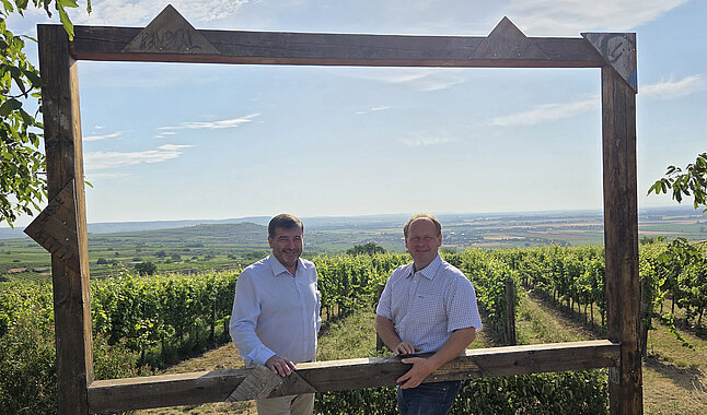 Foto VP NÖ: LAbg Josef Edlinger und Bgm Gerhard Tastl am „Tut gut – Wanderweg“ in Rohrendorf